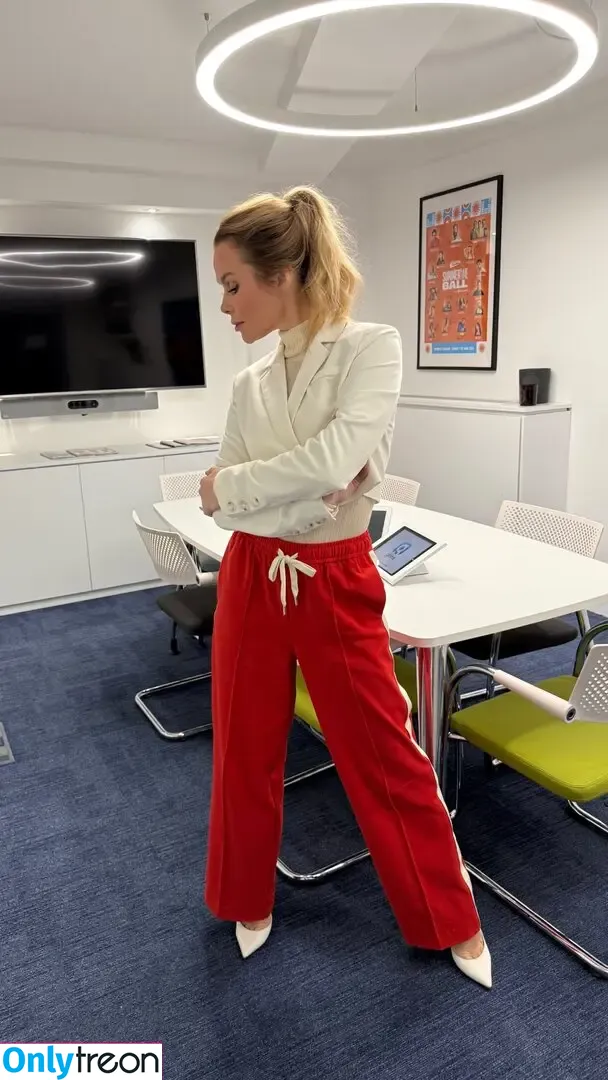Amanda Holden nude photo #2543 (amanda_holden / noholdenback)