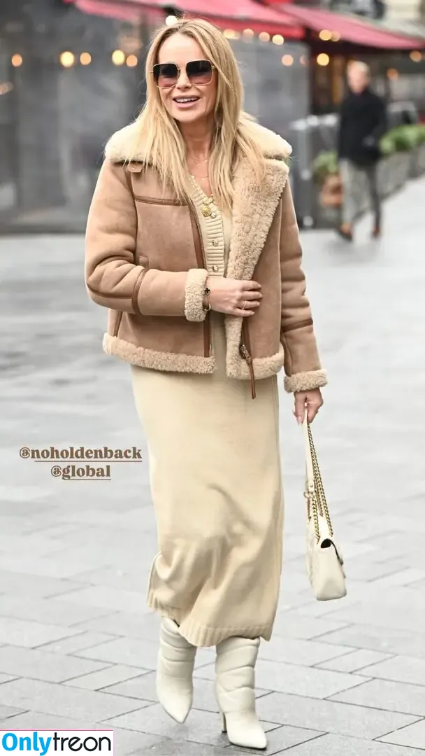 Amanda Holden nude photo #2608 (amanda_holden / noholdenback)