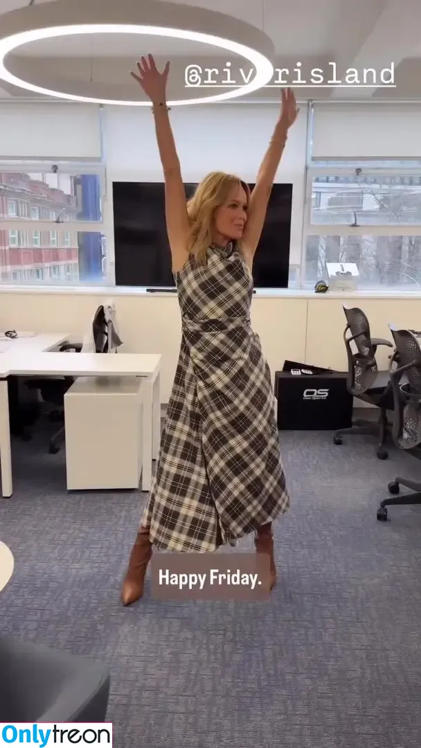 Amanda Holden nude photo #2622 (amanda_holden / noholdenback)