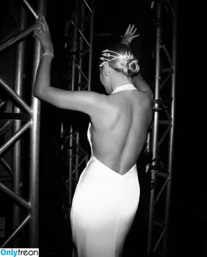 Amanda Holden / amanda_holden / noholdenback nude photo #3036