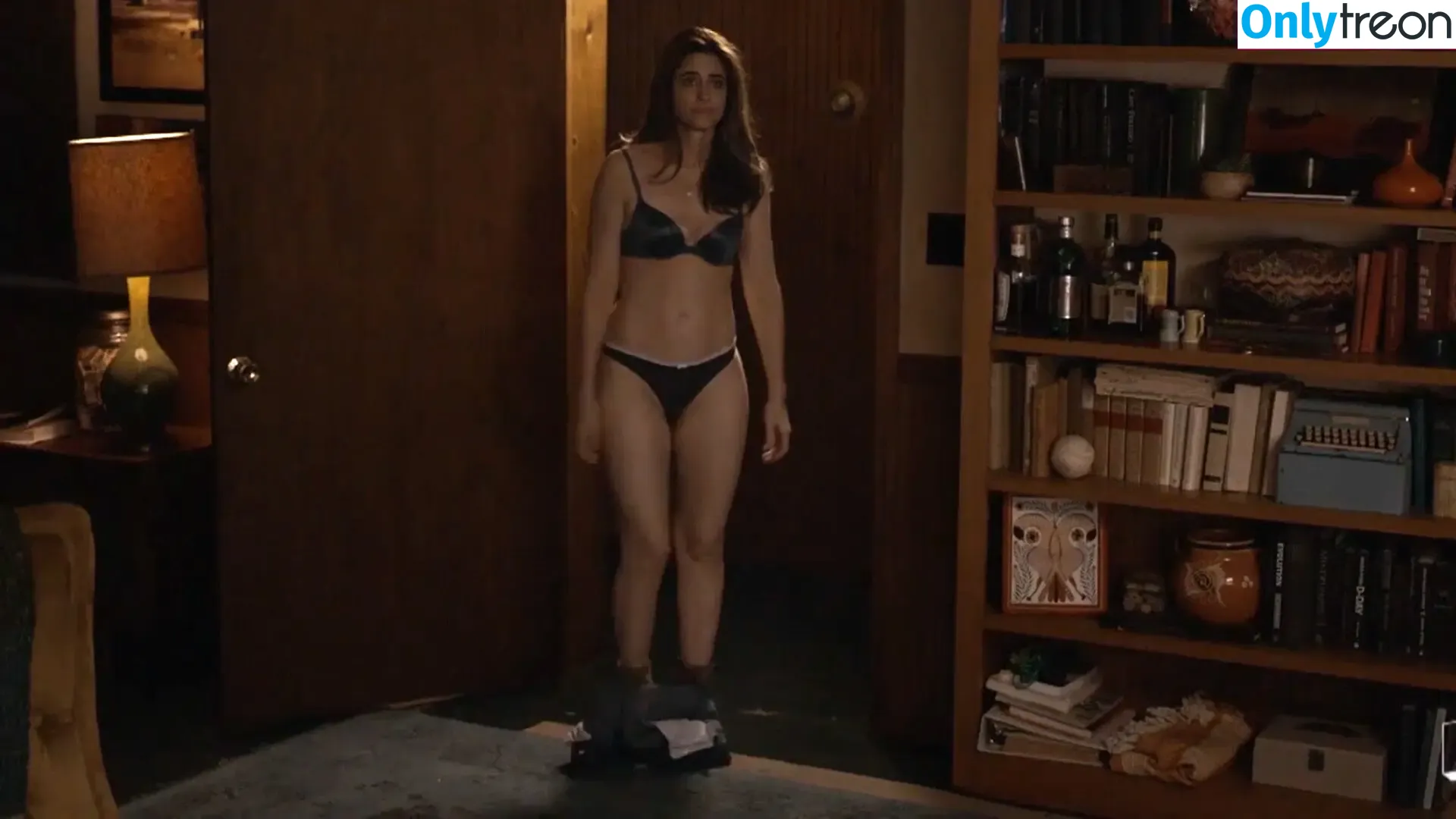 Amanda Peet nude photo #0038 (amandapeet)
