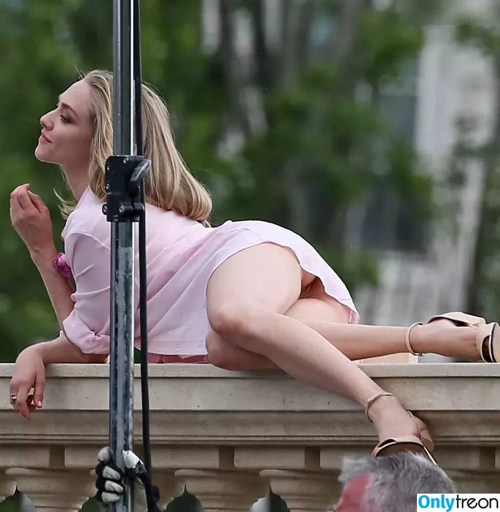 Amanda Seyfried nude photo #0389 (AmandaSeyfried / mingey)