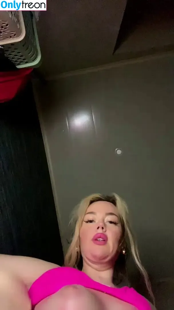 Amateur Streamers nude photo #0047 (radiatedfox)