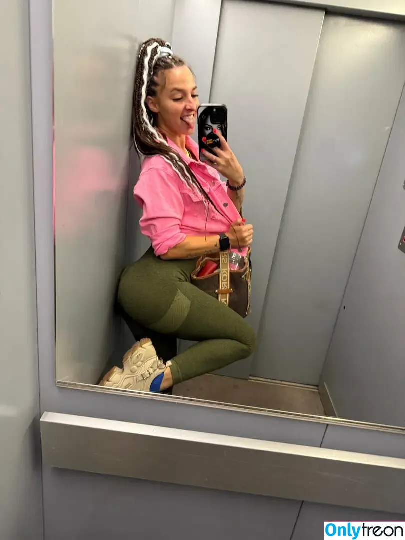 amirahadarax nude photo #0111 (amiraadarax)