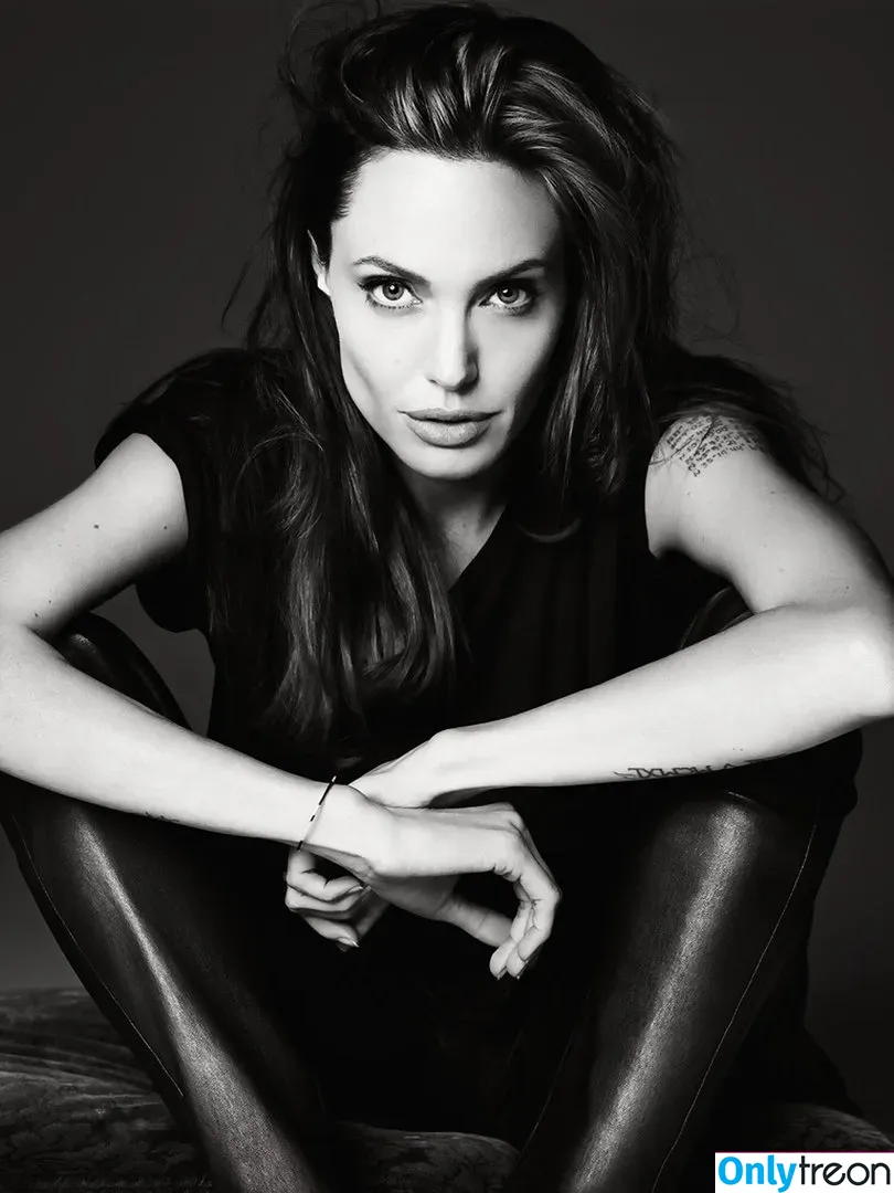 Angelina Jolie nude photo #0108 (angelinajolie)