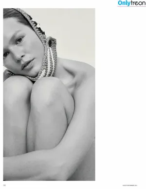 Anna Ewers / annaewers nude photo #0037