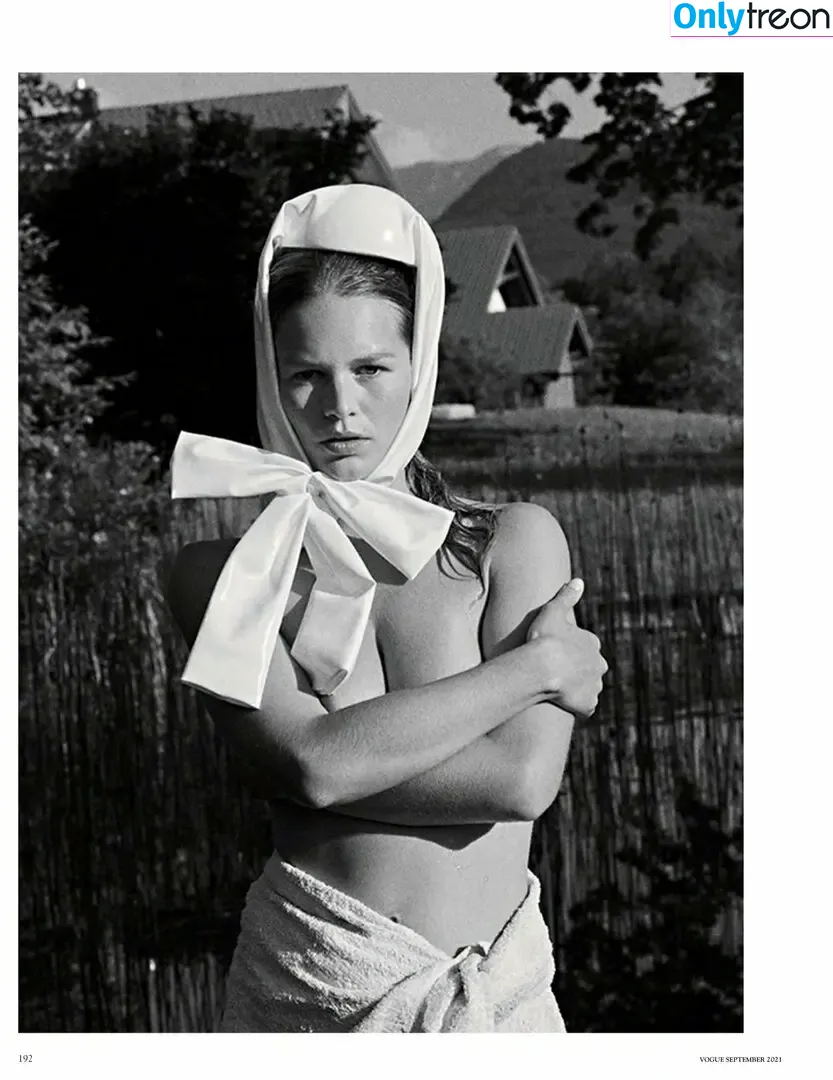 Anna Ewers nude photo #0041 (annaewers)