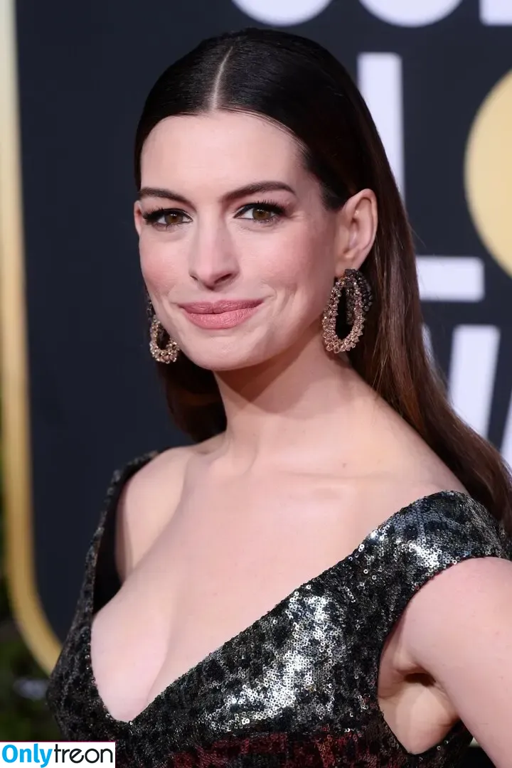 Anne Hathaway nude photo #2482 (ahathawaynews / annehathaway / heatherannie)