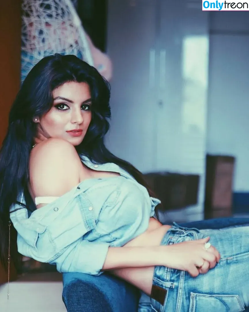 Anveshi Jain nude photo #0010 (anveshi25 / anveshijain)