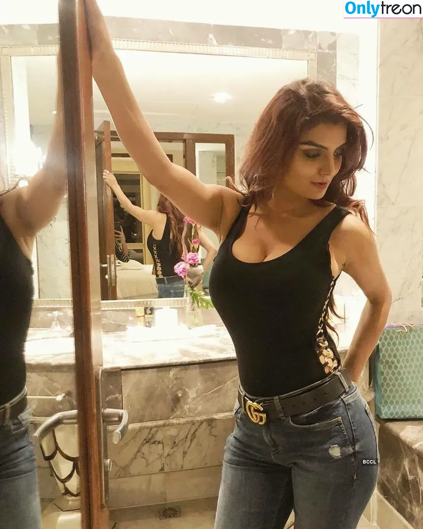 Anveshi Jain nude photo #0116 (anveshi25 / anveshijain)