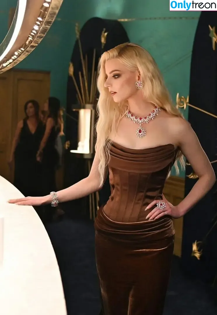 Anya Taylor-Joy nude photo #1644 (Anya Taylor Joy / anyataylorjoy)