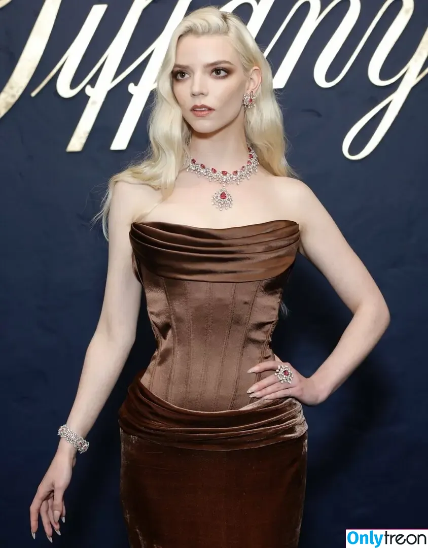 Anya Taylor-Joy nude photo #1648 (Anya Taylor Joy / anyataylorjoy)