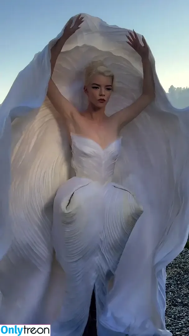 Anya Taylor-Joy nude photo #1768 (Anya Taylor Joy / anyataylorjoy)