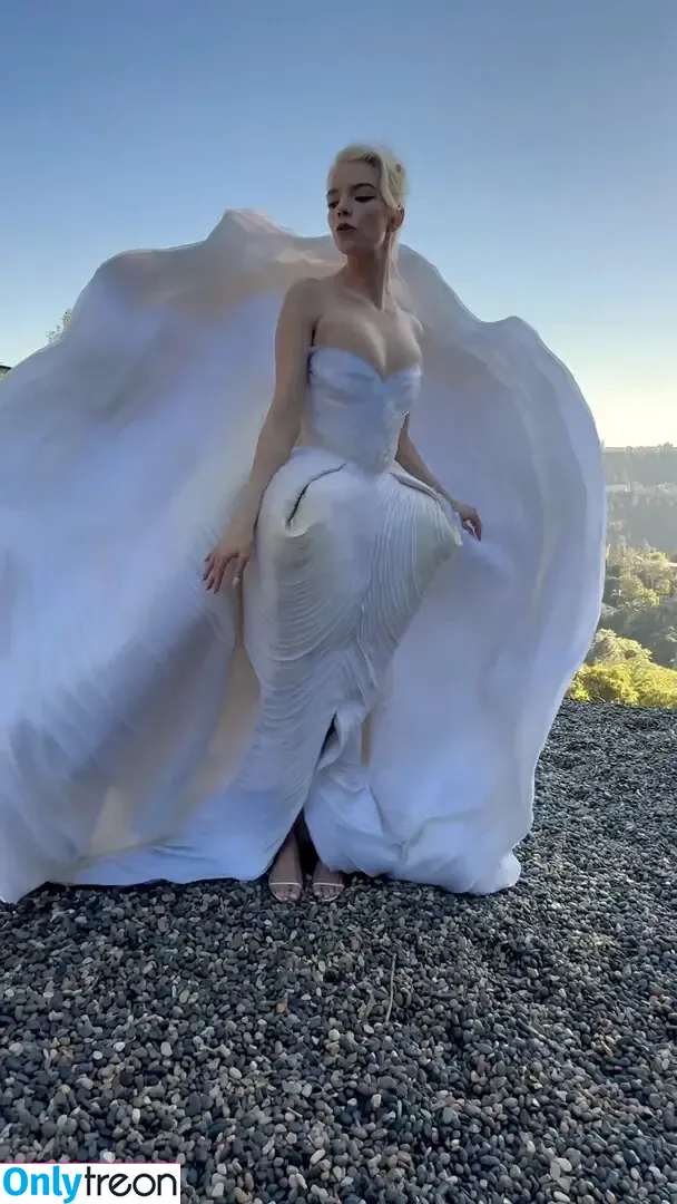Anya Taylor-Joy nude photo #1769 (Anya Taylor Joy / anyataylorjoy)