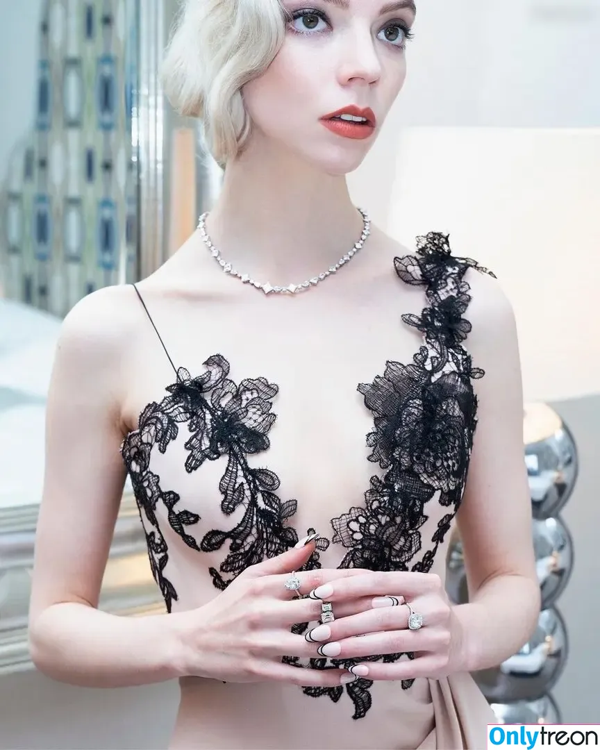 Anya Taylor-Joy nude photo #1935 (Anya Taylor Joy / anyataylorjoy)