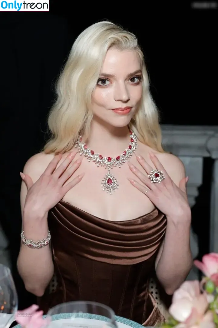 Anya Taylor-Joy nude photo #2316 (Anya Taylor Joy / anyataylorjoy)