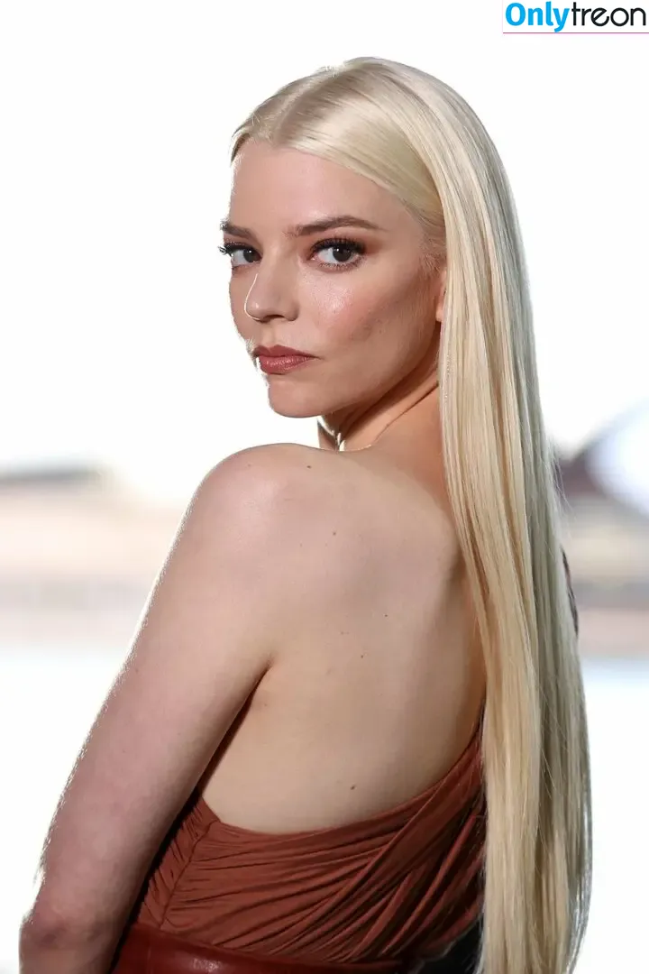 Anya Taylor-Joy nude photo #2795 (Anya Taylor Joy / anyataylorjoy)