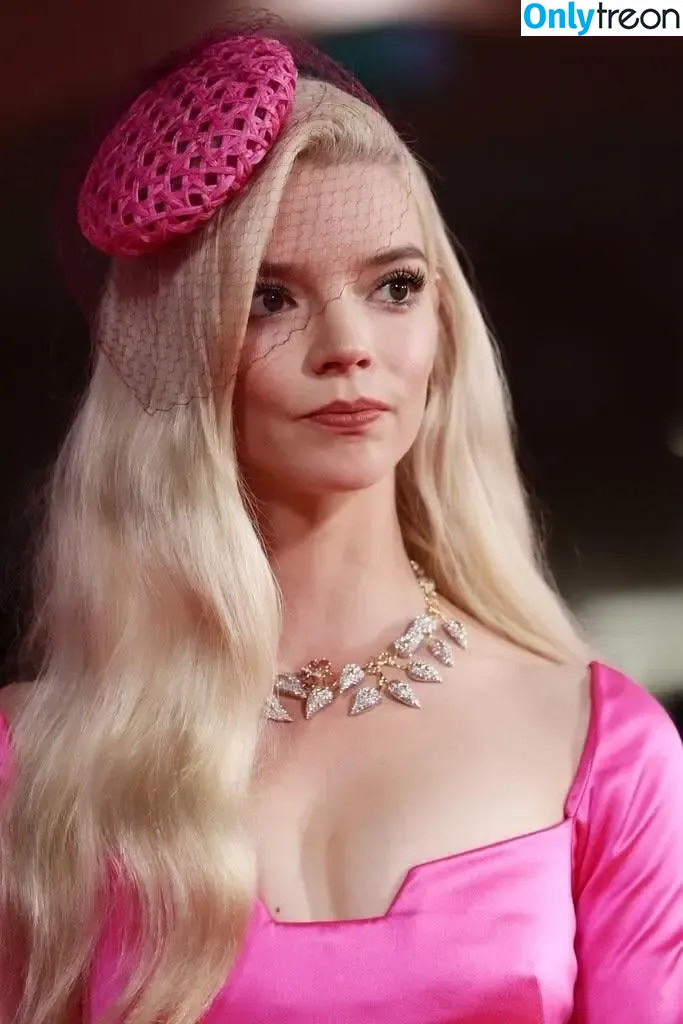 Anya Taylor-Joy nude photo #2816 (Anya Taylor Joy / anyataylorjoy)