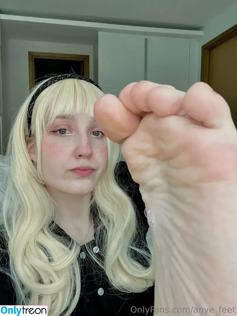anye_feet nude photo #0118 (anyefeet)