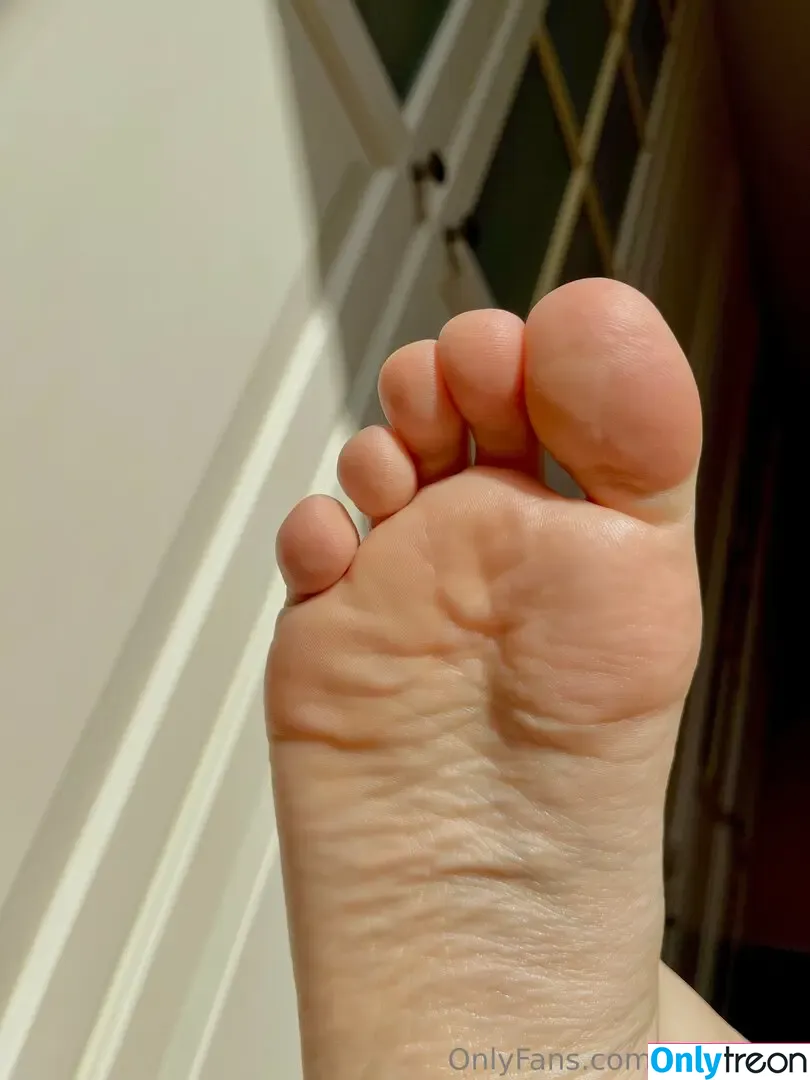 anye_feet nude photo #0120 (anyefeet)