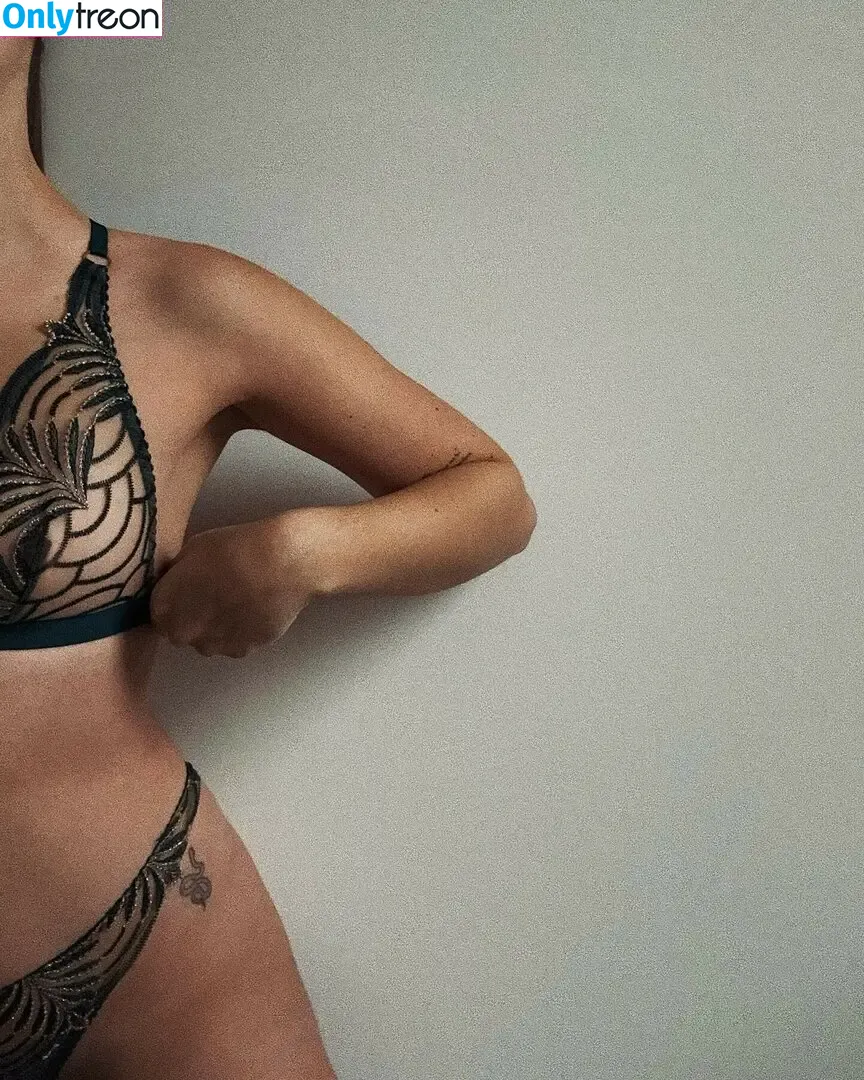 Apollinegrmz nude photo #0101 (Apo / apolline_guer)