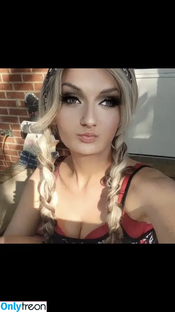 Augie nude photo #0001 (augienichole / augienicole / austinaugie)