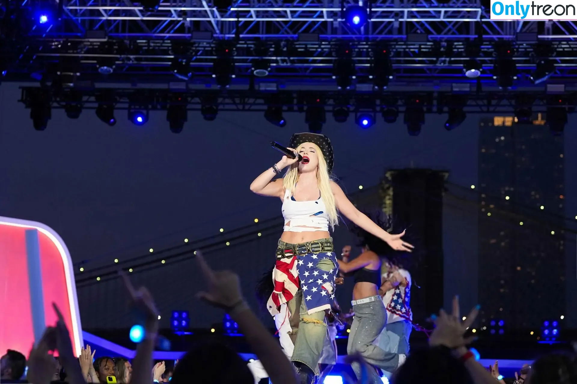 Ava Max nude photo #1928 (avamax / plharleyquinn)