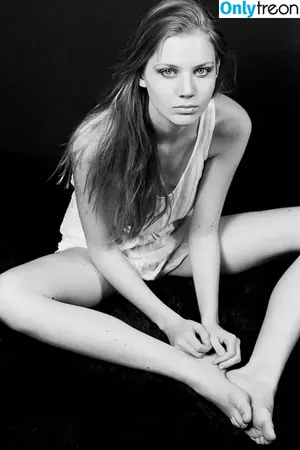  nude photo #0002