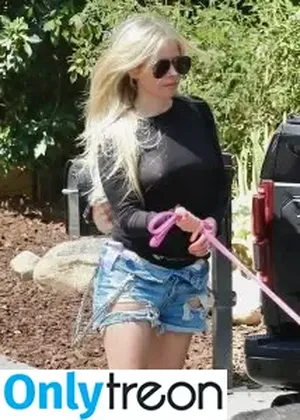 Avril Lavigne / AvrilLavigne nude photo #0009
