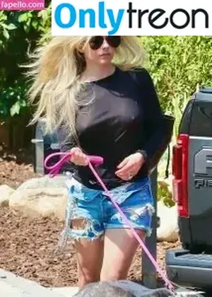 Avril Lavigne / AvrilLavigne nude photo #0017