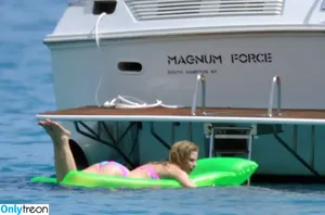 Avril Lavigne / AvrilLavigne nude photo #0090