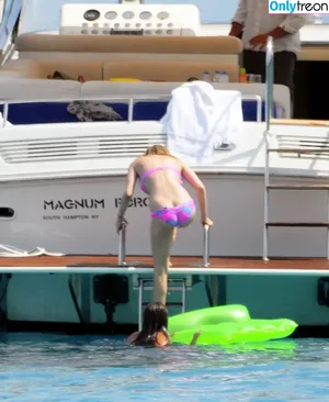 Avril Lavigne / AvrilLavigne nude photo #0093