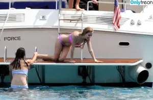 Avril Lavigne / AvrilLavigne nude photo #0095