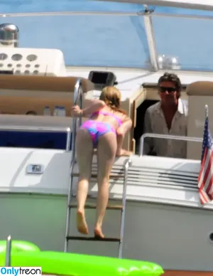 Avril Lavigne / AvrilLavigne nude photo #0098