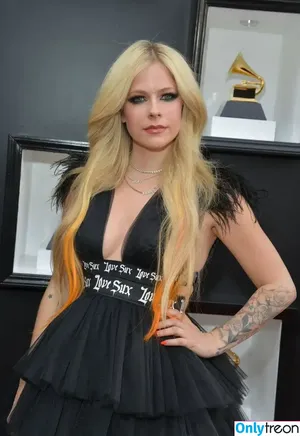 Avril Lavigne / AvrilLavigne nude photo #0109