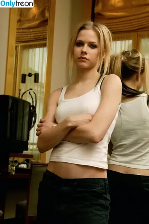 Avril Lavigne / AvrilLavigne nude photo #0126