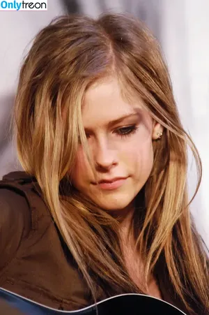 Avril Lavigne / AvrilLavigne nude photo #0131