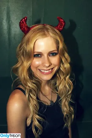 Avril Lavigne / AvrilLavigne nude photo #0138