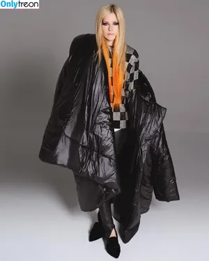 Avril Lavigne / AvrilLavigne nude photo #0143