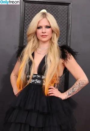 Avril Lavigne / AvrilLavigne nude photo #0155