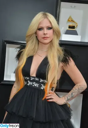 Avril Lavigne / AvrilLavigne nude photo #0156