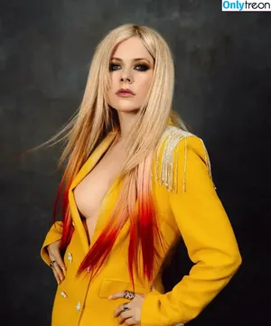 Avril Lavigne / AvrilLavigne nude photo #0164