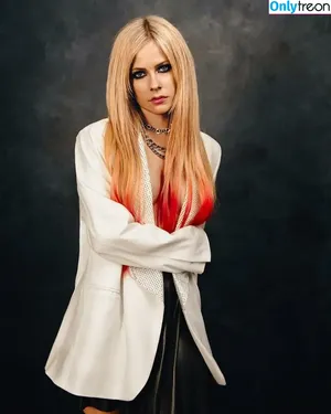 Avril Lavigne / AvrilLavigne nude photo #0169