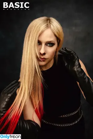 Avril Lavigne / AvrilLavigne nude photo #0181