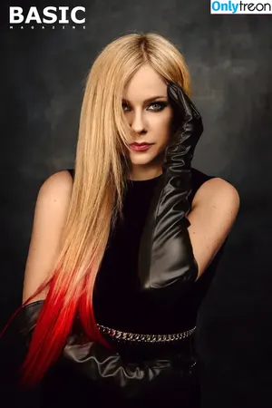 Avril Lavigne / AvrilLavigne nude photo #0182