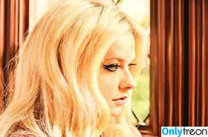 Avril Lavigne / AvrilLavigne nude photo #0210