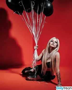 Avril Lavigne / AvrilLavigne nude photo #0224