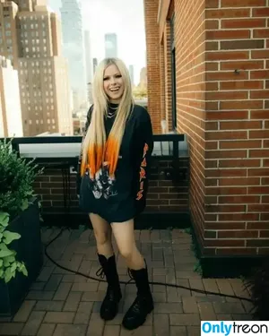 Avril Lavigne / AvrilLavigne nude photo #0242