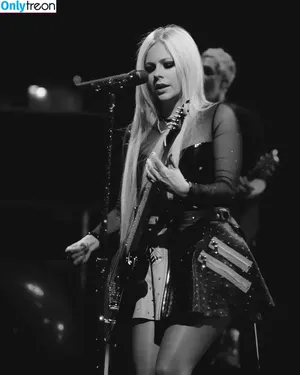 Avril Lavigne / AvrilLavigne nude photo #0251