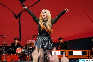 Avril Lavigne / AvrilLavigne nude photo #0281